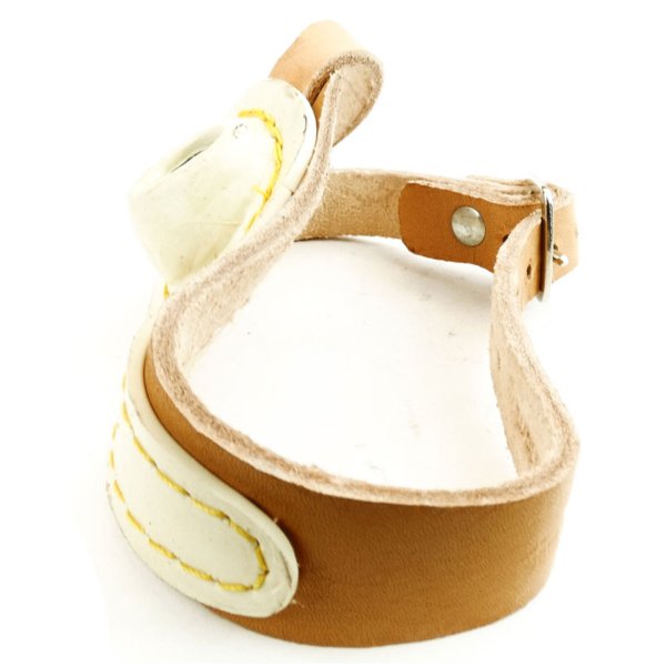 Right/left. Used to push the sail needle through fabric, upholstery, PVC, leather, and other tough materials.