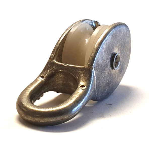 Sheave diameter from 15 to 65 mm. For hoisting systems on boats, industrial applications, construction, and theater.
