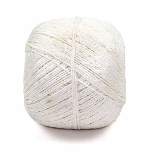 White seaming thread made of 100% flax fiber.