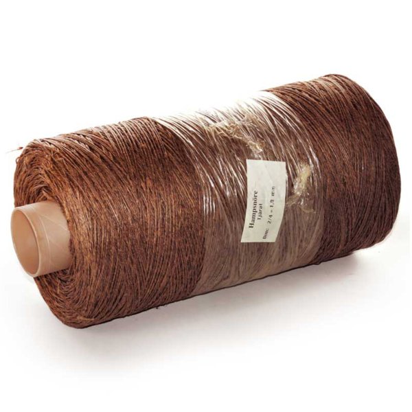 Simple twisted tarred rope for seafaring tasks.